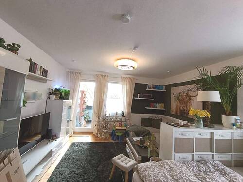 Wohnzimmer - Sehr hübsche 2-Zimmer-Wohnung mit Parkett und Balkon im 1. OG