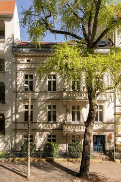Hausansicht - 3-Zimmer-Altbauperle mit sonnigem Südbalkon