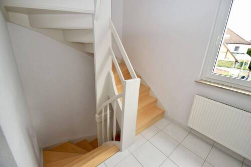 Treppenhaus - 7 Zimmer Mehrfamilienhaus, Wohnhaus zum Kaufen in Rödermark