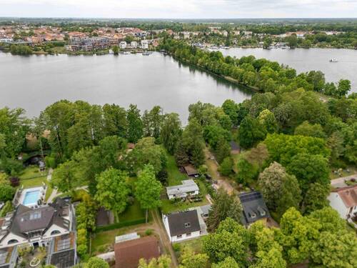 Drohnenansicht mit Blick auf Neuruppin - Seegrundstück mit Bootsanleger und Einfamilienhaus - Ihr Kleinod in Neuruppins exklusivster Lage