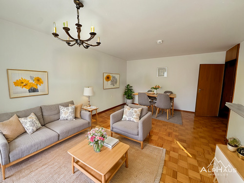 Wohnzimmer - virtuell möbliert - Lichtdurchflutetes Altbaujuwel mit Charme - Ihr Rückzugsort im Herzen der Stadt