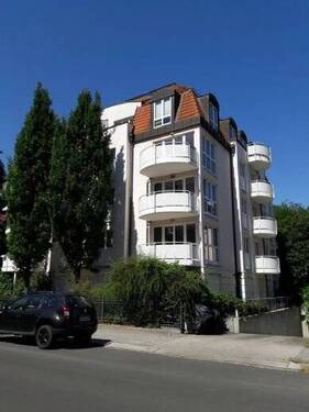 Hausseitenansicht - Schicke 2 Zimmer Wohnung mit 2 Balkonen und Personenaufzug in Dresden - Striesen