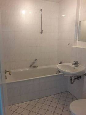 Bad innenliegend mit Wanne - 