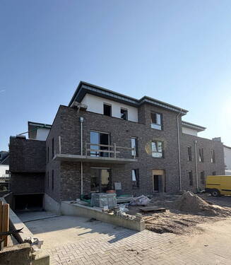 Hauseingang und Garagenzufahrt - Neubau-Eigentumswohnung mit Balkon und Tiefgarage in Bad Lippspringe