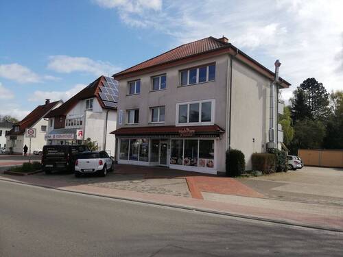Straßenansicht - Großzügige Obergeschosswohnung in zentraler Lage