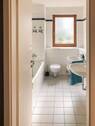 Bad mit Wanne und Dusche - 