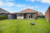 Der Garten mit Mähroboter und Gartenhütte - 
