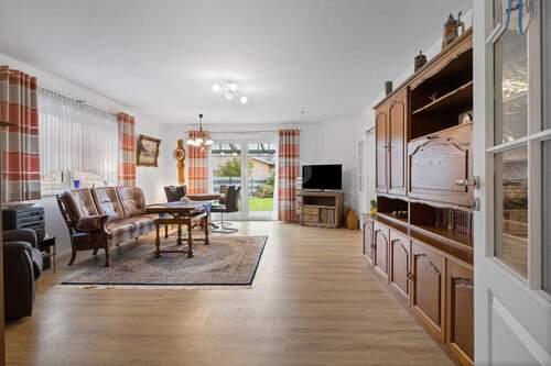 Das Wohnzimmer mit Blick in den Garten - 4 Zimmer Einfamilienhaus in Wangerland