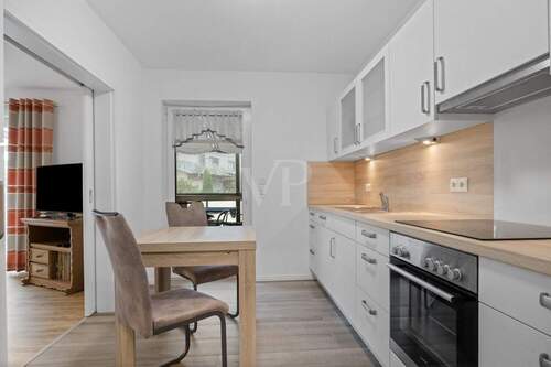 Die Küche mit Zugang zum HWR und zur Terrasse - 