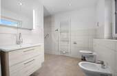 Das Badezimmer mit ebenerdiger Dusche - 