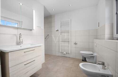 Das Badezimmer mit ebenerdiger Dusche - 