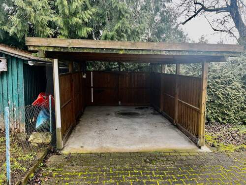 Der Carport direkt neben dem Haus. - 