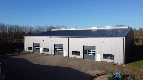 Vorne - Moderne und hochwertige Lagerhalle mit ca. 1.550 m² Fläche in Autobahnnähe zu vermieten