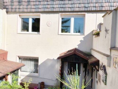 Terrasse, Schuppen und Eingang von Hinten ins Kellergeschoss - 