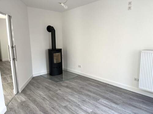 Separates Büro Schwedenofen.jpg - Büro in Ellingen zur Miete