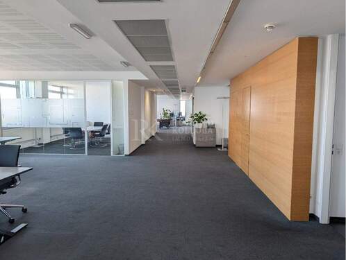 Foto vom Open Space links zum Eingangsbereich sowie weiterer Besprechungsraum - Büro mit 344,00 m&sup2; in Hamburg zur Miete