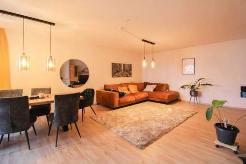 Wohnzimmer - Moderne 2-Zimmer-Wohnung mit Balkon & TG-Stellplatz - Urbanes Wohnen in ruhiger Seitenstaße