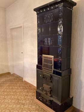 Kachelofen und Zugang zu dem gefangenen Wohnraum - 