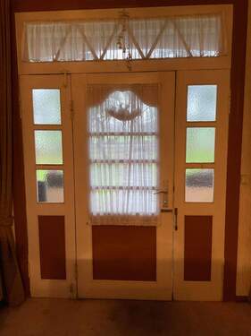 Blick auf die Eingangstür der Diele - 