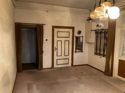 Blick vom Eingang der Diele auf Küchentür und Zugang zum Badezimmer als auch einem Wohnraum - 