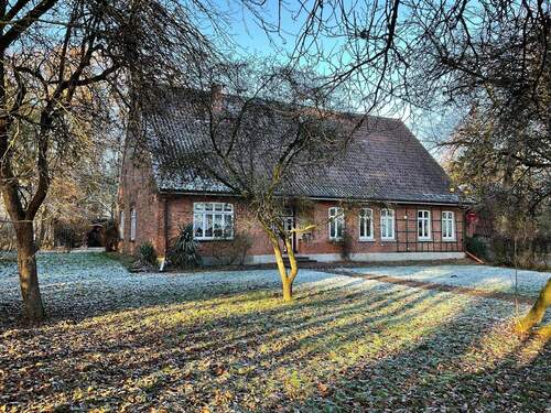 Vorgarten und Seiteneingang - 9 Zimmer Mehrfamilienhaus, Wohnhaus zum Kaufen in Ottersberg