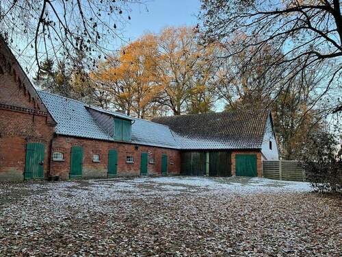 Hof, hier Verbindungsbau und Fahrzeughalle - 