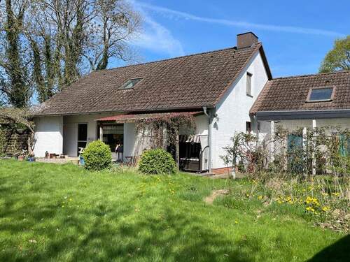 Vom Garten aus - Einfamilienhaus mit 130,00 m&sup2; in Wrohm zum Kaufen