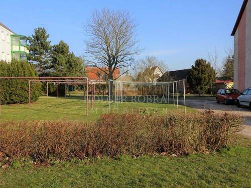 Grünfläche am Haus - Etagenwohnung mit 58,50 m&sup2; in Salzwedel zur Miete