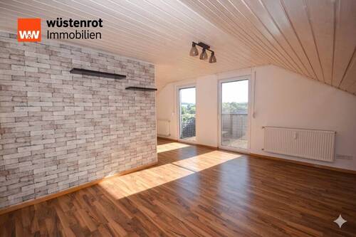 Wohnraum1 - Charakterstark & Flexibel: Großzügige Dachgeschosswohnung mit viel Entfaltungsspielraum in Fulda