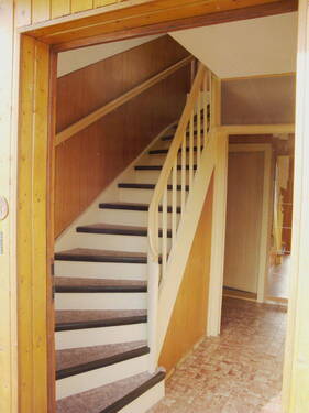 Flur mit Treppe - 