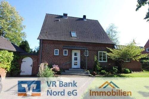 Außenansicht Eingangsbereich - Einfamilienhaus in zentraler Lage auf hübschem Grundstück