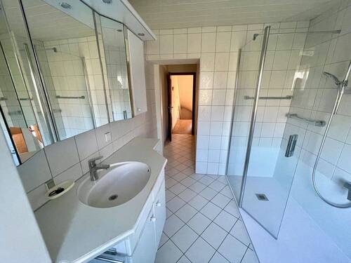 Helles Bad mit Dusche.jpeg - 