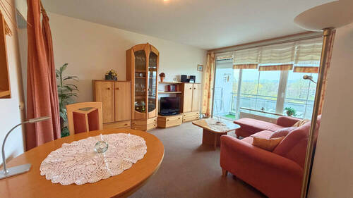 Wohnzimmer - Gemütliche 2,5-Zimmer-Wohnung mit Balkon und Weitblick