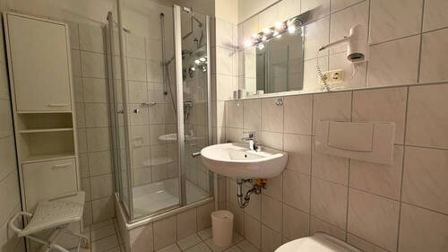 Bad mit Dusche - 2 Zimmer Etagenwohnung zum Kaufen in Bad Rodach