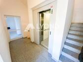 Treppenhaus mit Fahrstuhl - 2 Zimmer Etagenwohnung in Grüna