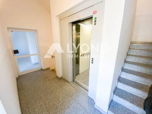 Treppenhaus mit Fahrstuhl - 2 Zimmer Etagenwohnung in Grüna