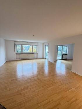 Bild 1 - Helle 4-Zimmer-Eigentumswohnung mit Balkon, Einbauküche & Stellplatz in Frankfurt-Bergen-Enkheim