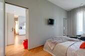 Schlafzimmer mit Blick zum Wohnbereich - 