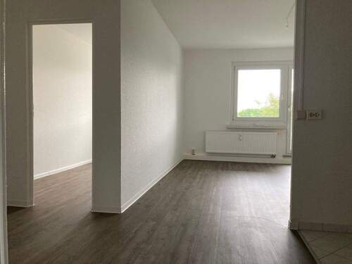 Blick ins Wohnzimmer - Etagenwohnung mit 69,00 m&sup2; in Chemnitz zur Miete