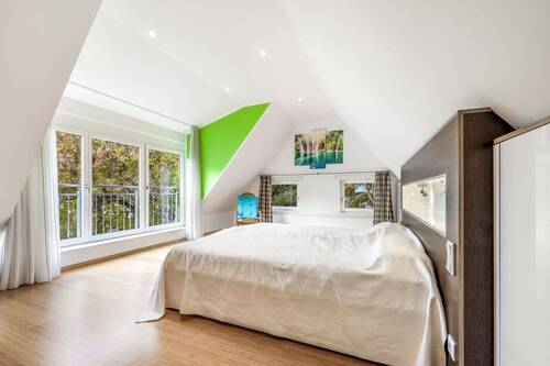 das hell gestaltete Elternschlafzimmer - 