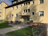 Gemeinschaftsplatz vor dem Haus - 3 - Zimmerwohnung Dachgeschosswohnung im 2. OG sucht ab 1. Juli 2026 neuen Mieterin