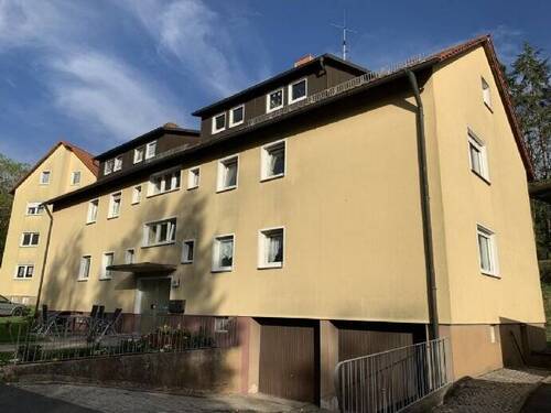 Haus aus Blick der Straße - 3 Zimmer Etagenwohnung zur Miete in Pegnitz