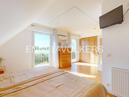 Schlafzimmer mit Zugang zur Loggia - 