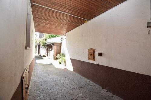 Innenhof - Mehrfamilienhaus, Wohnhaus mit 268,00 m² in Schaafheim zum Kaufen
