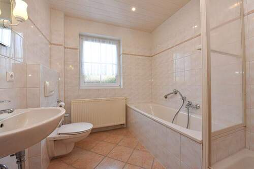 zeitlos gefliestes Vollbad - 