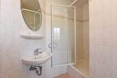 Gästebad mit Dusche und Fenster - 
