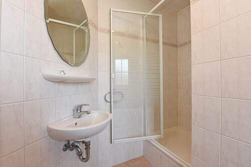 Gästebad mit Dusche und Fenster - 