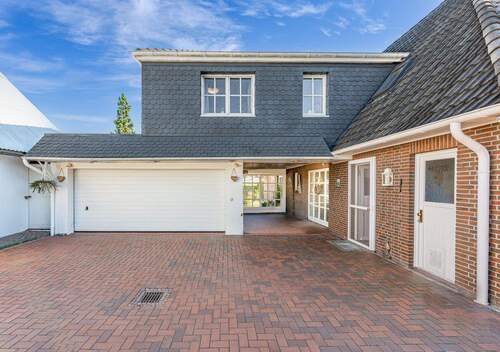 Doppelgarage und Durchgang zu den Außenabstellräumen - 6 Zimmer Einfamilienhaus in Oyten