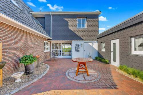 Rückseite Garage und Werkstatt - 