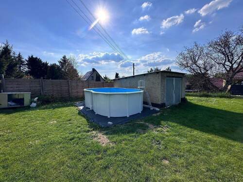 Garage + Pool.jpg - 8 Zimmer Mehrfamilienhaus, Wohnhaus in Naumburg (Saale)